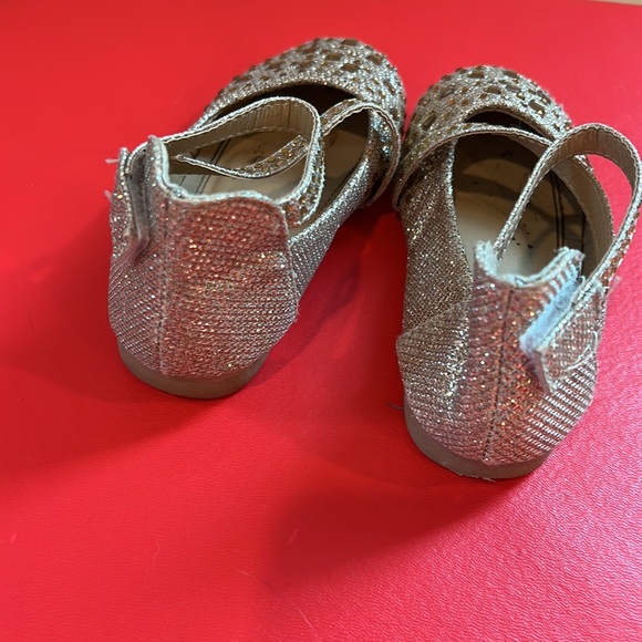 Size 7 gold shoes - Picture 3 of 5